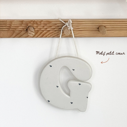 Lettre initiale sur cordon