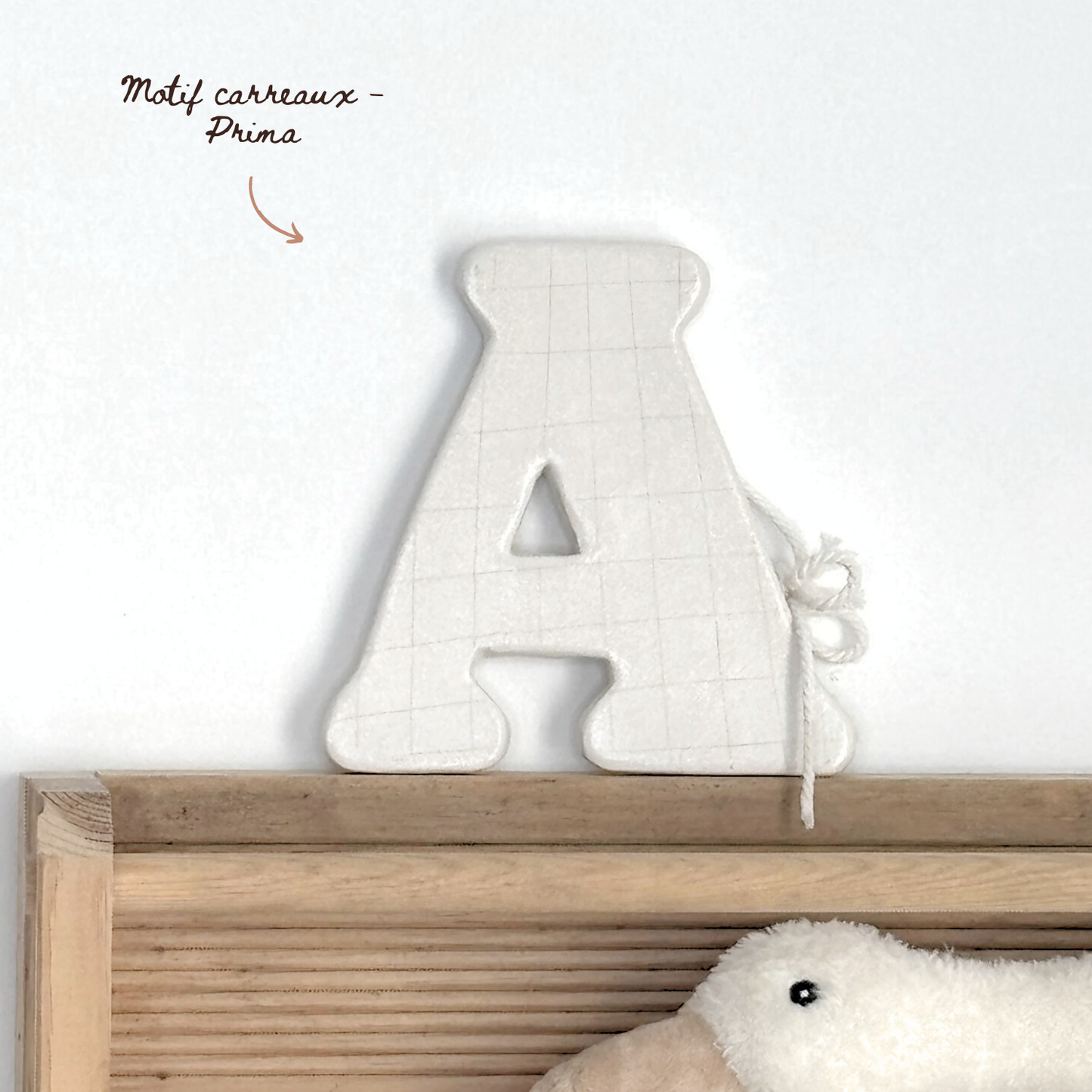 Lettre initiale sur cordon