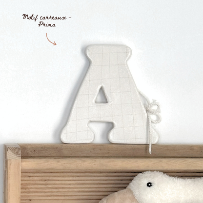 Lettre initiale sur cordon